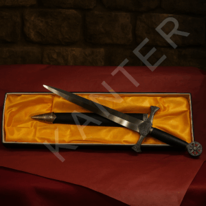 «Η Λεπίδα της Προστασίας — διακοσμητικό μαχαίρι με μεταλλική λεπίδα και πεντάλφα στη λαβή, τοποθετημένο σε πολυτελές κουτί με σατέν ύφασμα.»