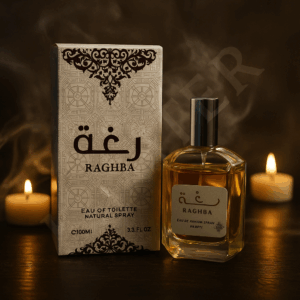 “Raghba – πολυτελές ανατολίτικο άρωμα με oud και βανίλια σε κομψή μπεζ συσκευασία με κεράκια στο φόντο.”