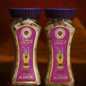 «Δύο φιάλες με ανατολίτικο λιβάνι τύπου Bakhoor με μωβ ετικέτα και χρυσό σχέδιο σε κομψό φόντο — ιδανικό για αρωματισμό και τελετουργίες.»