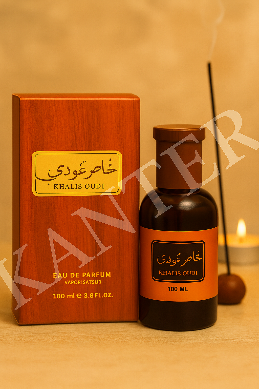 “Άρωμα Khalis Oudi Eau de Parfum 100ml — πολυτελής καφέ συσκευασία με ανατολίτικο φόντο, κερί και stick θυμιάματος.”