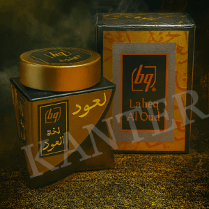 “Laheq Al Oud – πολυτελές άρωμα oud σε μαύρη και χρυσή συσκευασία με ανατολίτικο φόντο και φωτισμό χρυσής απόχρωσης.”