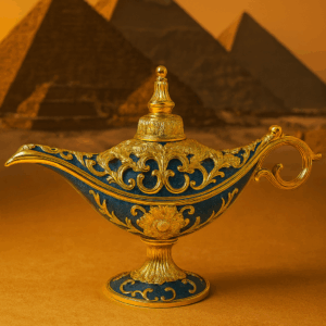 «Πολυτελές λυχνάρι σε μπλε και χρυσό μπροστά από αιγυπτιακές πυραμίδες — διακοσμητικό αντικείμενο με μυστικιστική αύρα.»
