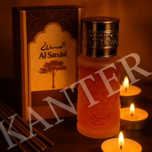 “Al Sandal – άρωμα με σανδαλόξυλο σε πολυτελή ανατολίτικη συσκευασία, με κεράκια και sticks θυμιάματος στο φόντο.”